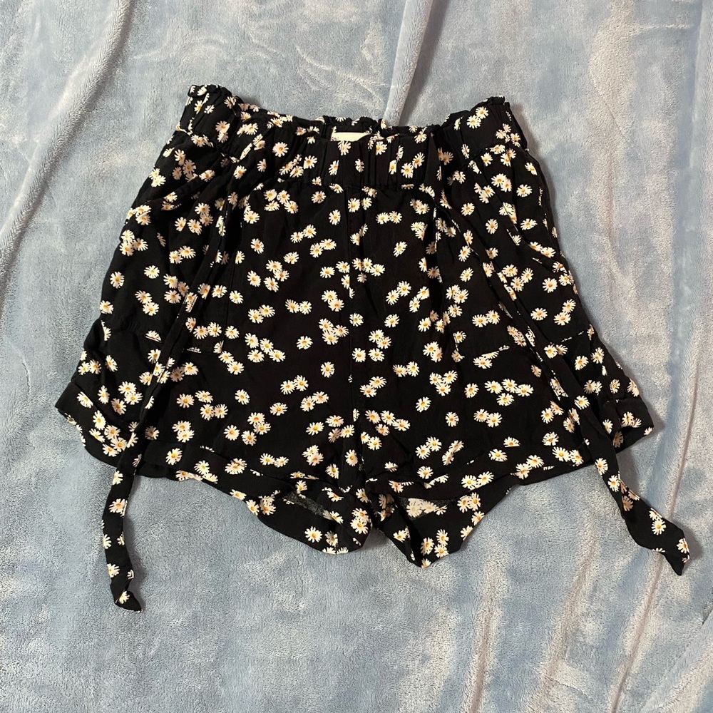 SO Floral Daisy & Black Super Hugh Rise Shortie Shorts Size Small.